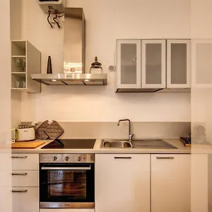 Elegant Behind The Colosseum Apartment